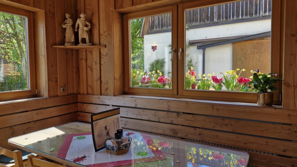 Innenraum der Weinstube, heller Raum mit gemütlicher Holzverkleidung
