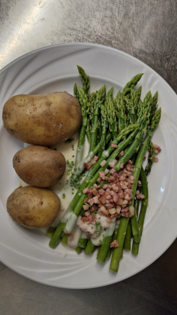 Gebratener Grünspargel mit neuen Kartoffeln, Speck und weißer Soße