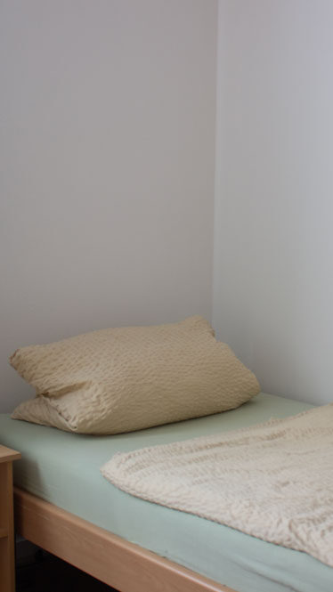 Einzelbett mit Nachttisch